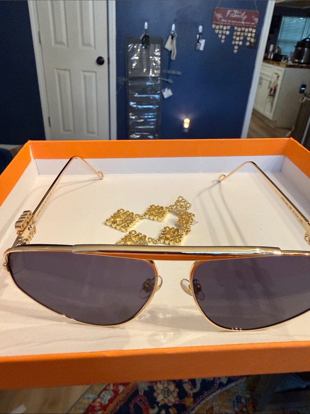 Dark glasses and earring set